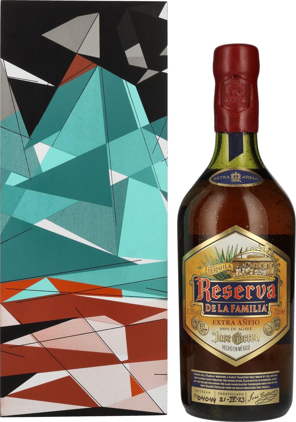 José Cuervo Reserva de la Familia EXTRA AÑEJO 2023 Tequila 38% Vol. 0,7l in Wooden case